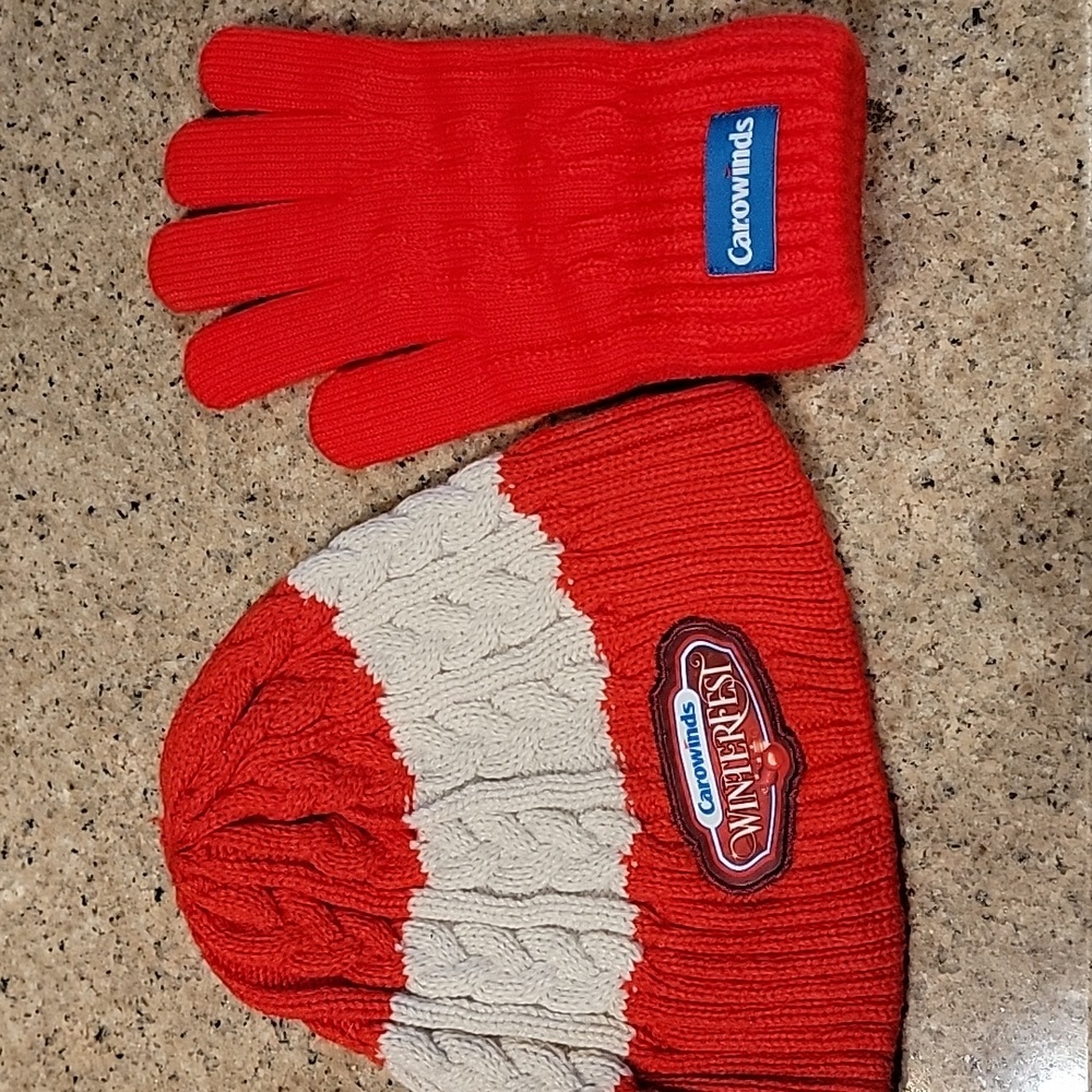 BRAND NEW Carowinds Winterfest hat and glove set